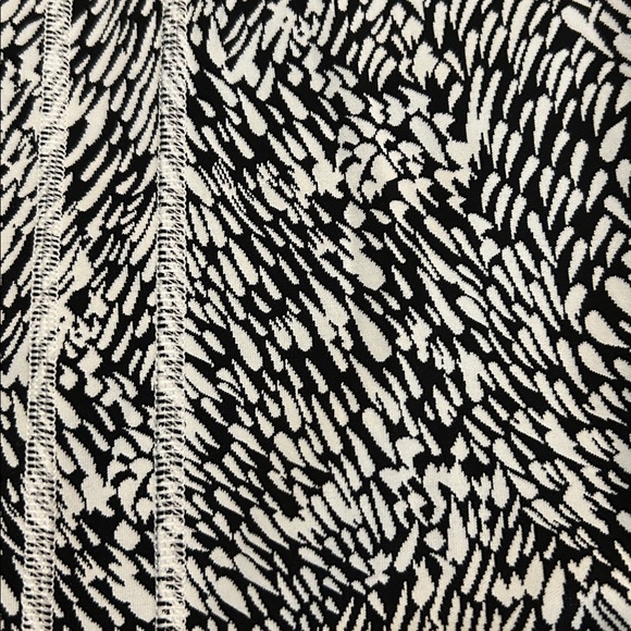 Athleta Ultimate Stash Textured Print 7/8 Leggings EUC Sz L Petite - Picture 2 of 8